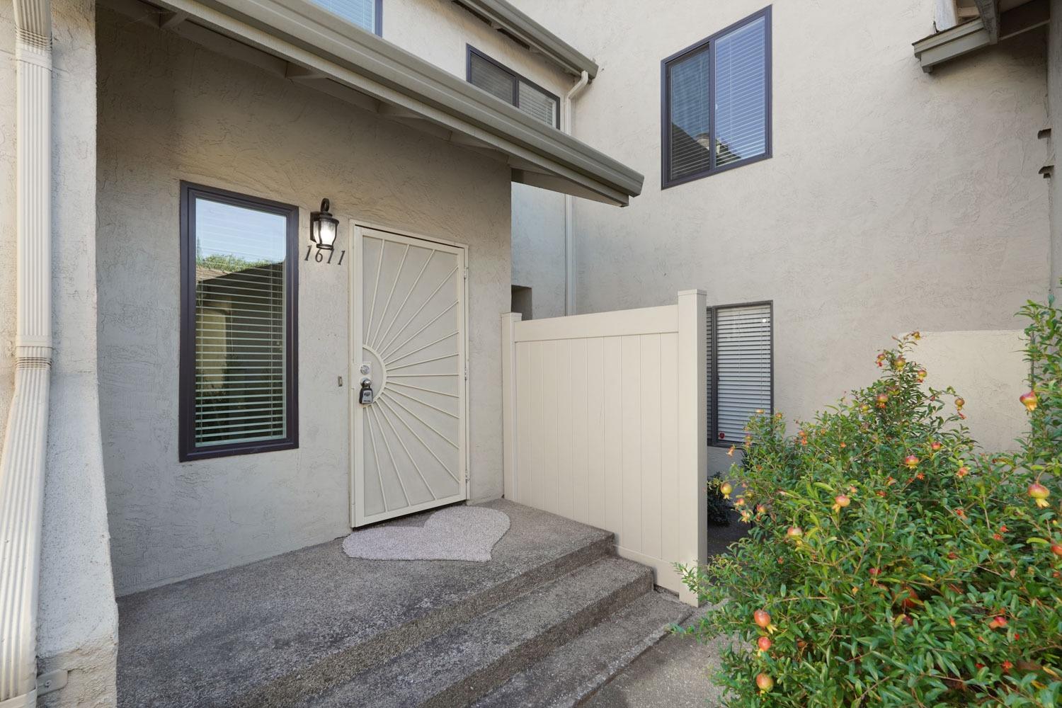 Detail Gallery Image 5 of 43 For 1611 Porter Way, Stockton,  CA 95207 - 2 Beds | 2 Baths