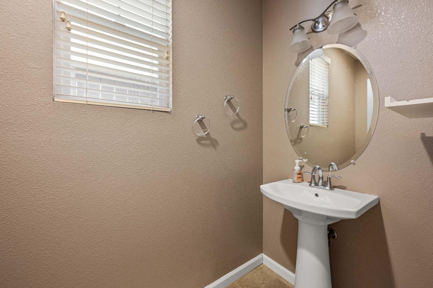 Detail Gallery Image 12 of 29 For 1192 Impressionist Loop, Roseville,  CA 95747 - 3 Beds | 2/1 Baths