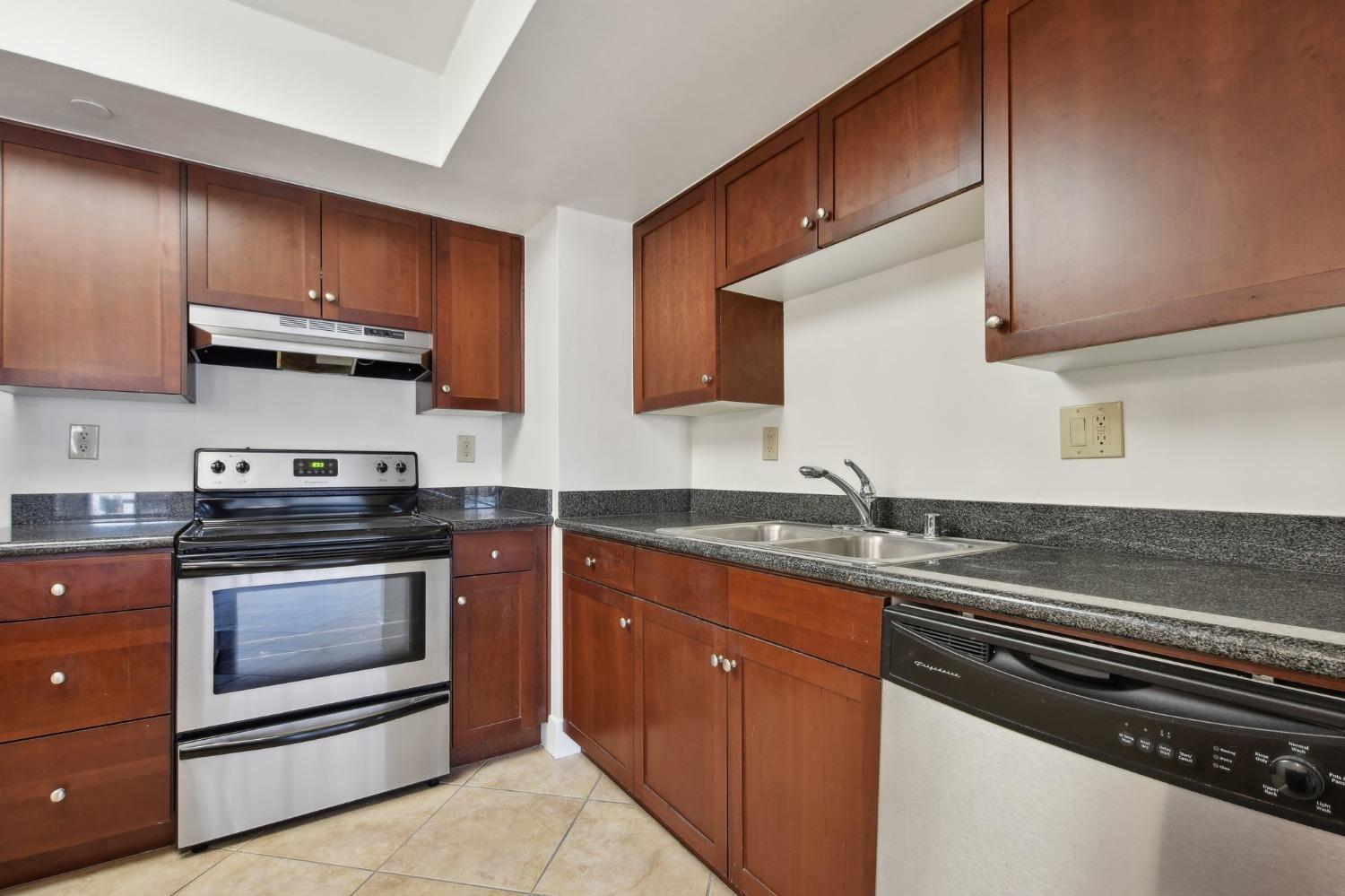 Detail Gallery Image 2 of 28 For 500 N St #708,  Sacramento,  CA 95814 - 2 Beds | 2 Baths