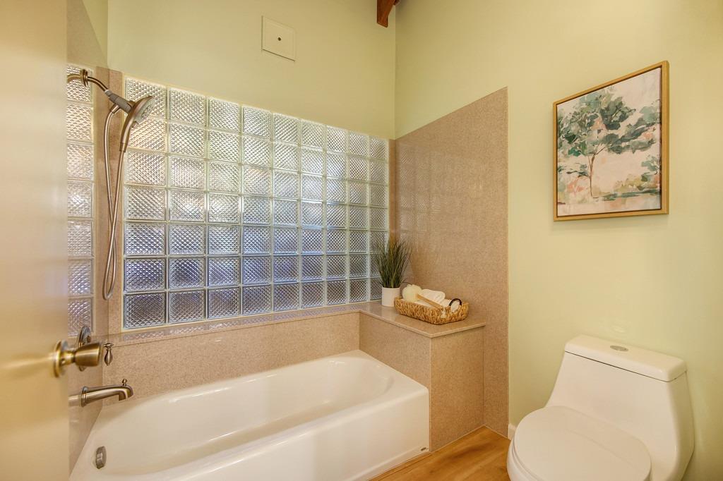 Detail Gallery Image 20 of 32 For 5900 Oak Ave, Carmichael,  CA 95608 - 2 Beds | 2 Baths