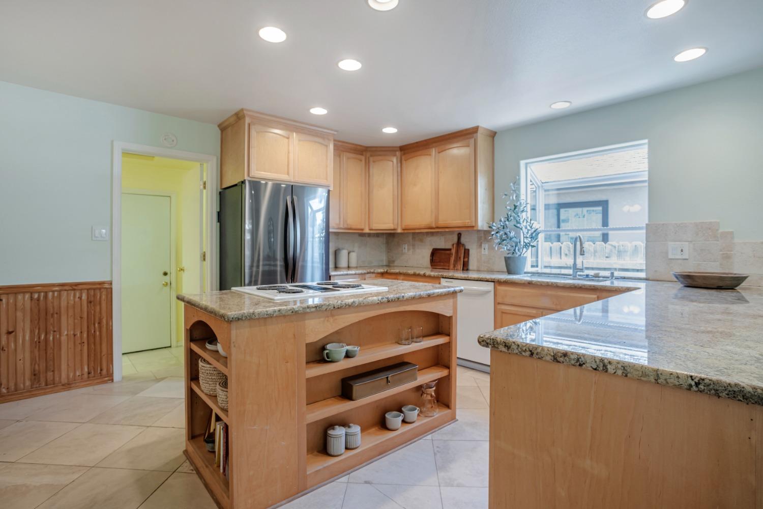 Detail Gallery Image 3 of 27 For 8324 Lake Forest Dr, Sacramento,  CA 95826 - 4 Beds | 2 Baths