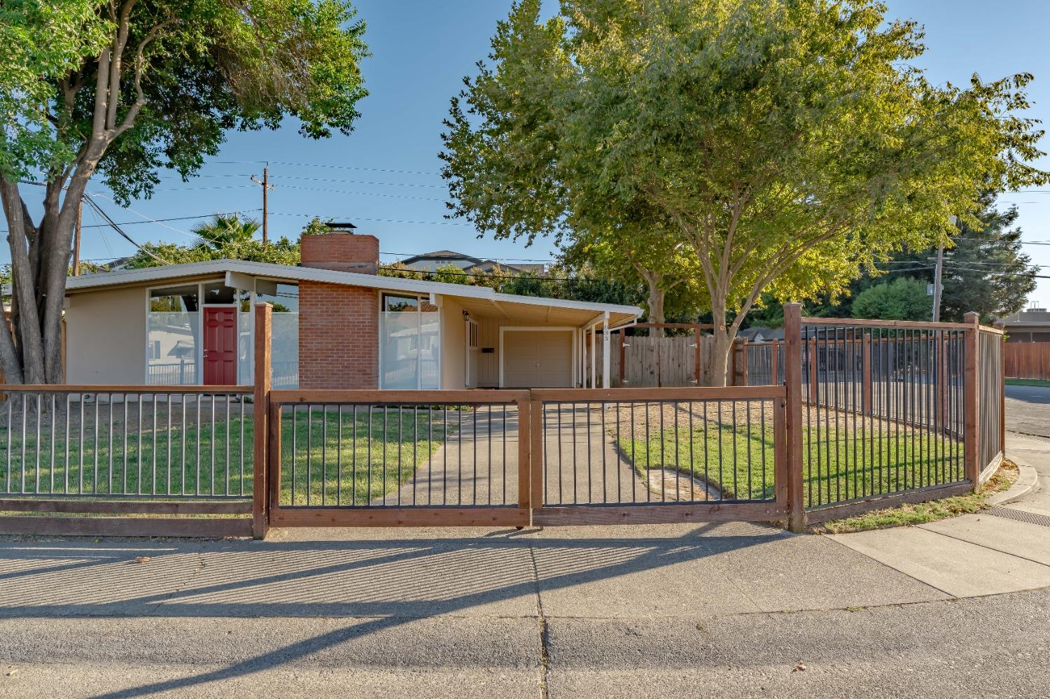 Detail Gallery Image 1 of 1 For 833 Fremont Blvd, West Sacramento,  CA 95605 - 3 Beds | 2 Baths