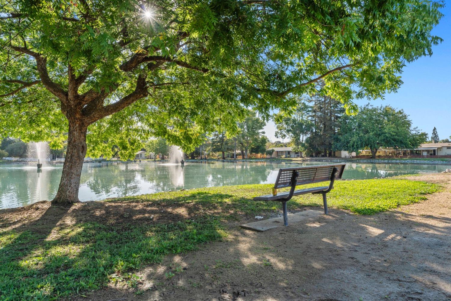 Detail Gallery Image 3 of 30 For 6887 Lake Cove Ln, Citrus Heights,  CA 95621 - 2 Beds | 2 Baths