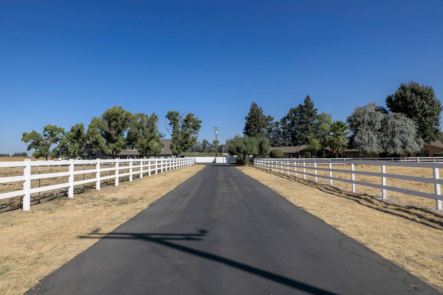 Detail Gallery Image 6 of 71 For 8525 E Monte Vista Ave, Denair,  CA 95316 - 5 Beds | 2/1 Baths