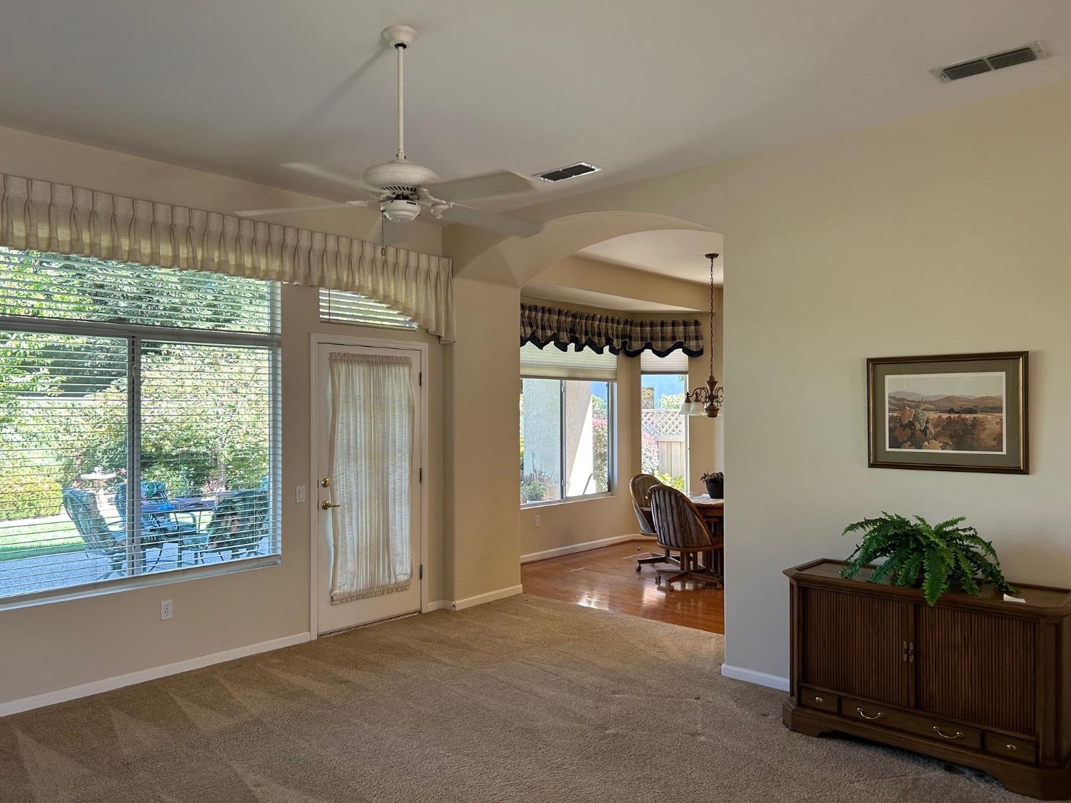 Detail Gallery Image 5 of 32 For 100 Enchanted Ct, Roseville,  CA 95747 - 2 Beds | 2 Baths