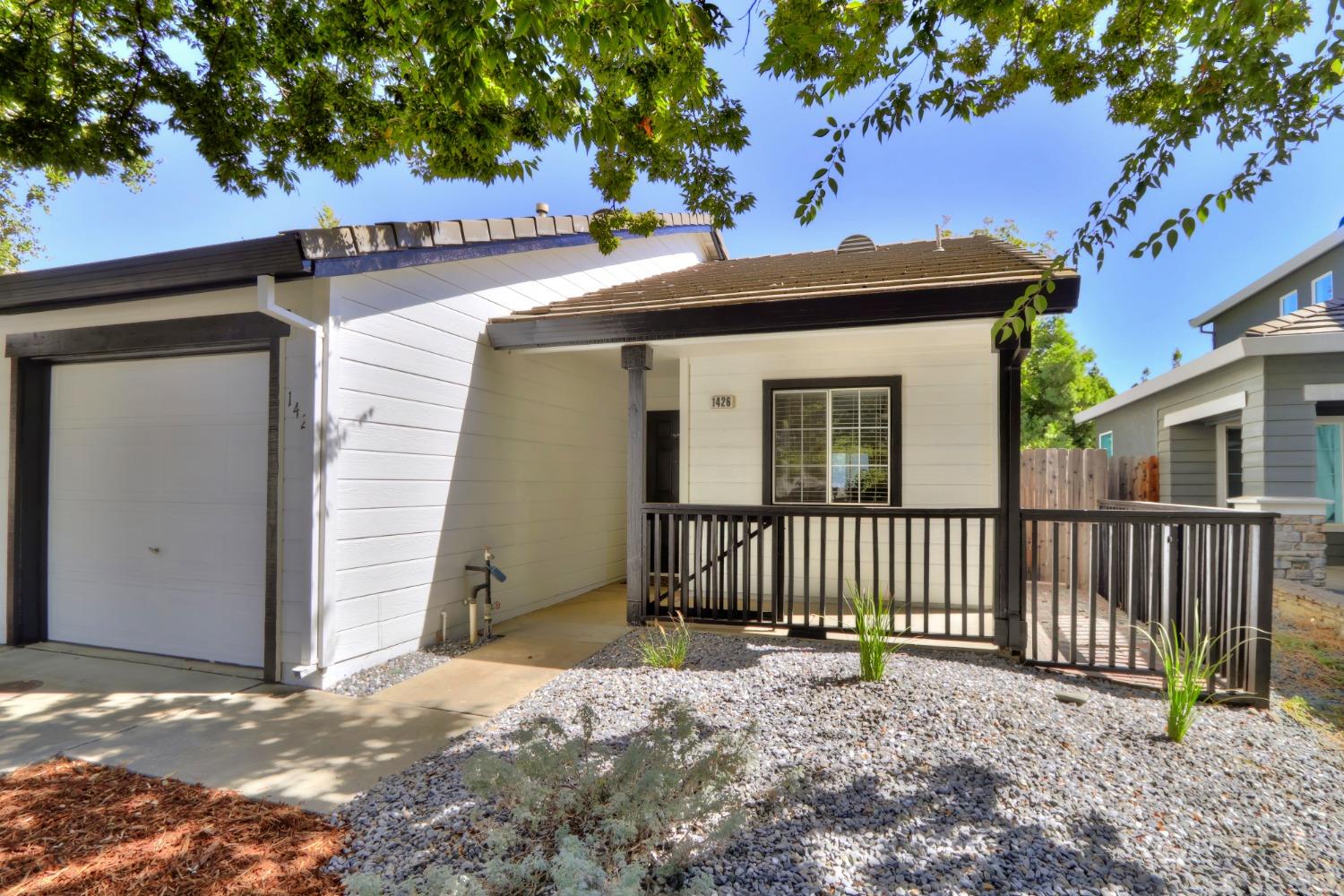 Detail Gallery Image 1 of 31 For 1426 Escolar Ct, Davis,  CA 95618 - 2 Beds | 2 Baths