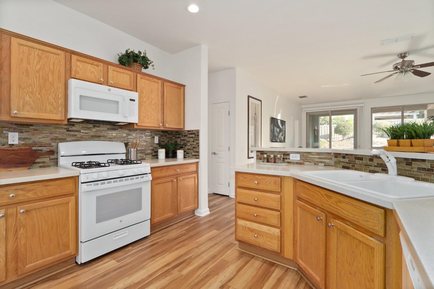 Detail Gallery Image 11 of 39 For 2309 Song Sparrow Ln, Lincoln,  CA 95648 - 2 Beds | 2 Baths