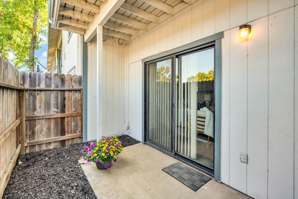 Detail Gallery Image 33 of 34 For 2372 Alta Garden Ln a,  Sacramento,  CA 95825 - 2 Beds | 2 Baths