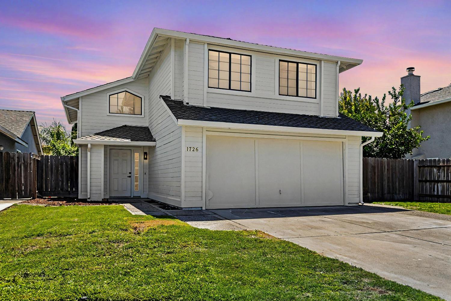 Detail Gallery Image 1 of 49 For 1726 Autumn Way, Lodi,  CA 95242 - 4 Beds | 2/1 Baths