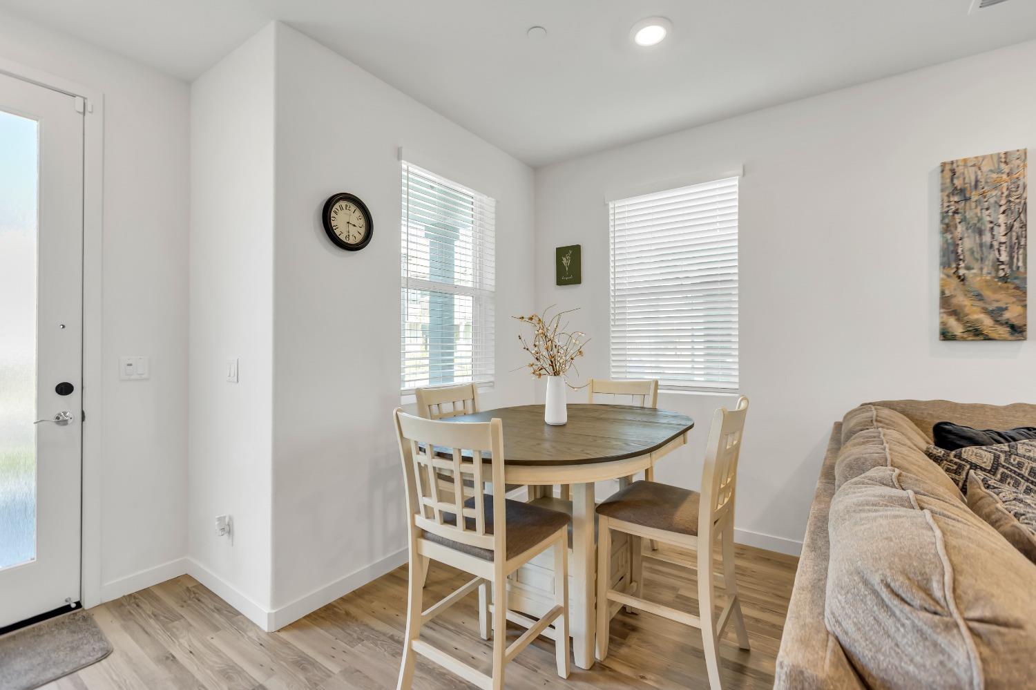 Detail Gallery Image 4 of 62 For 2897 Wheat Grass St, Sacramento,  CA 95833 - 3 Beds | 2/1 Baths