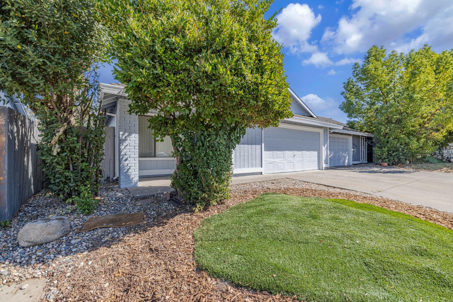 Detail Gallery Image 3 of 37 For 8328 Deville Oaks Way, Citrus Heights,  CA 95621 - 3 Beds | 2 Baths