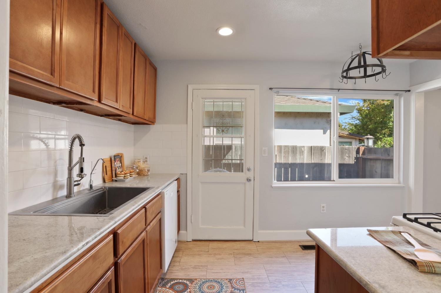 Detail Gallery Image 11 of 34 For 241 W Essex St, Stockton,  CA 95204 - 3 Beds | 1 Baths