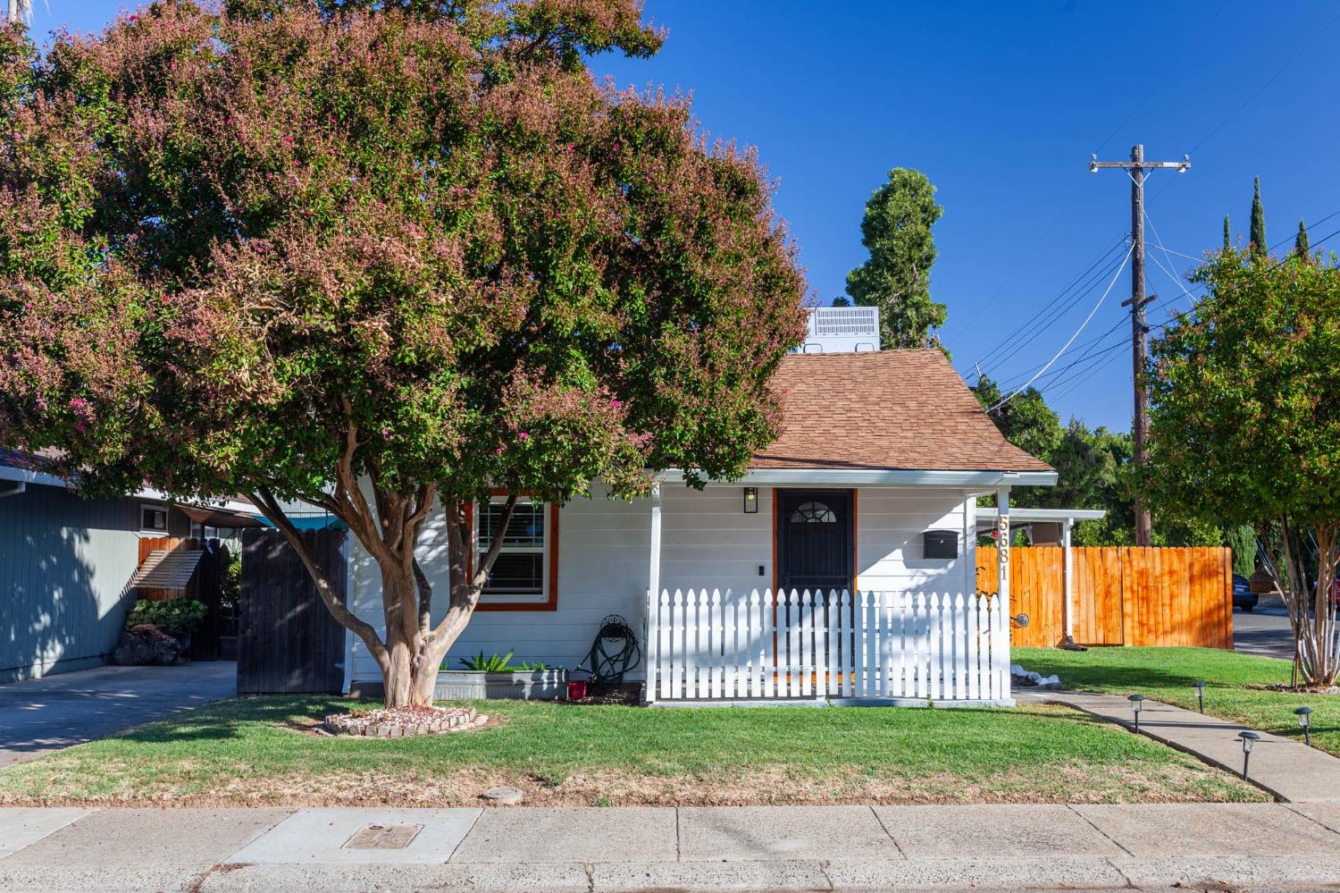 Detail Gallery Image 1 of 29 For 5681 19th Ave, Sacramento,  CA 95820 - 2 Beds | 1 Baths