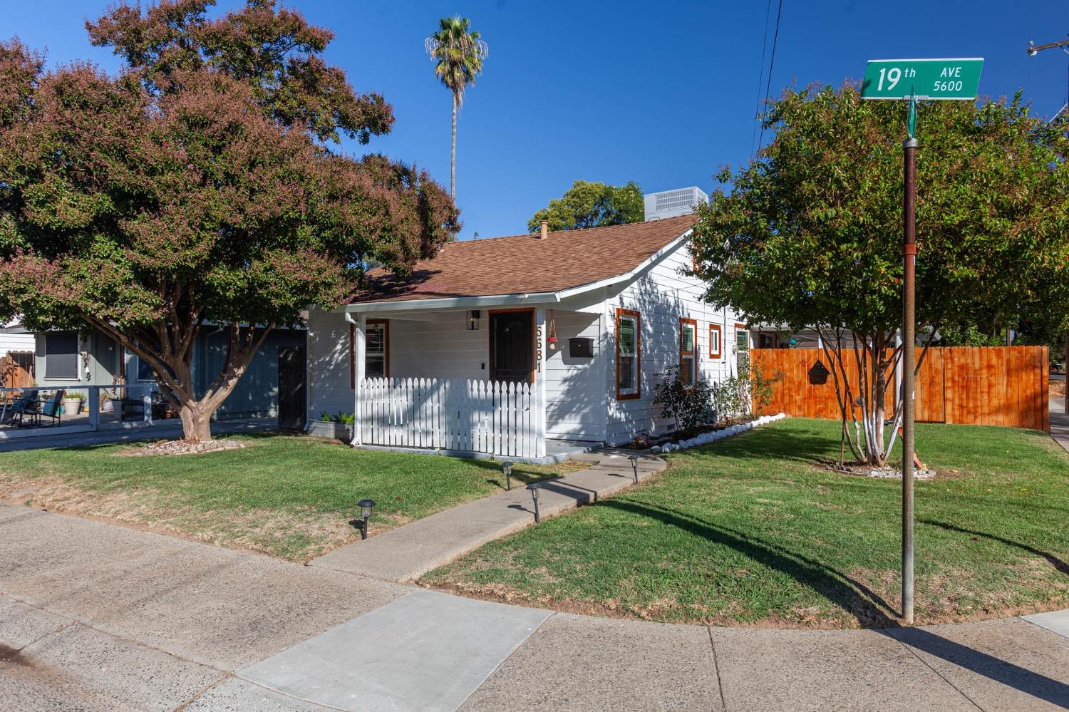 Detail Gallery Image 2 of 29 For 5681 19th Ave, Sacramento,  CA 95820 - 2 Beds | 1 Baths