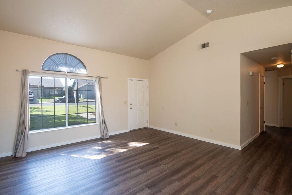 Detail Gallery Image 3 of 29 For 1556 Sun River St, Oakdale,  CA 95361 - 3 Beds | 2 Baths