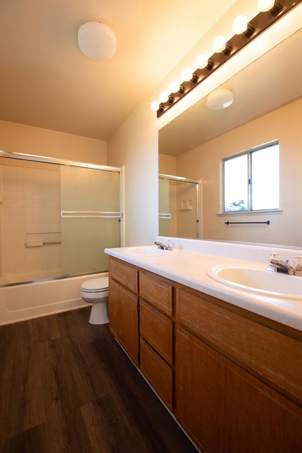 Detail Gallery Image 16 of 29 For 1556 Sun River St, Oakdale,  CA 95361 - 3 Beds | 2 Baths