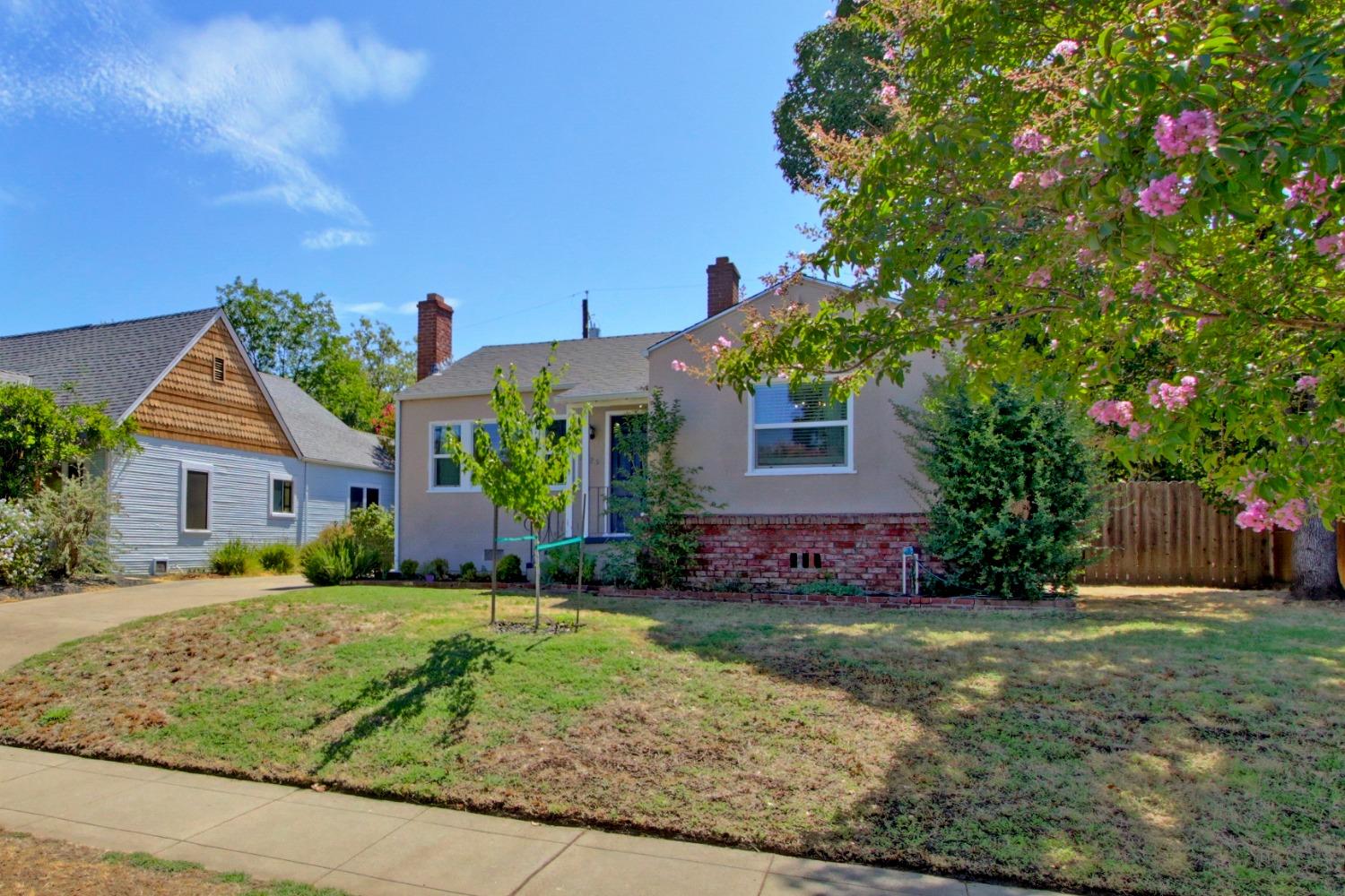 Detail Gallery Image 1 of 1 For 1325 34th St, Sacramento,  CA 95816 - 2 Beds | 1 Baths