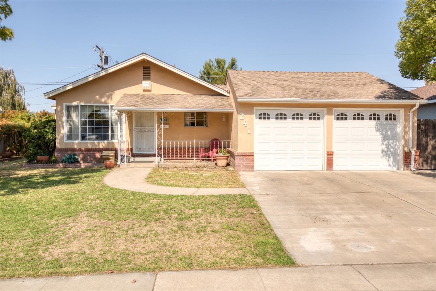 Detail Gallery Image 1 of 17 For 241 Martha St, Manteca,  CA 95337 - 4 Beds | 2 Baths