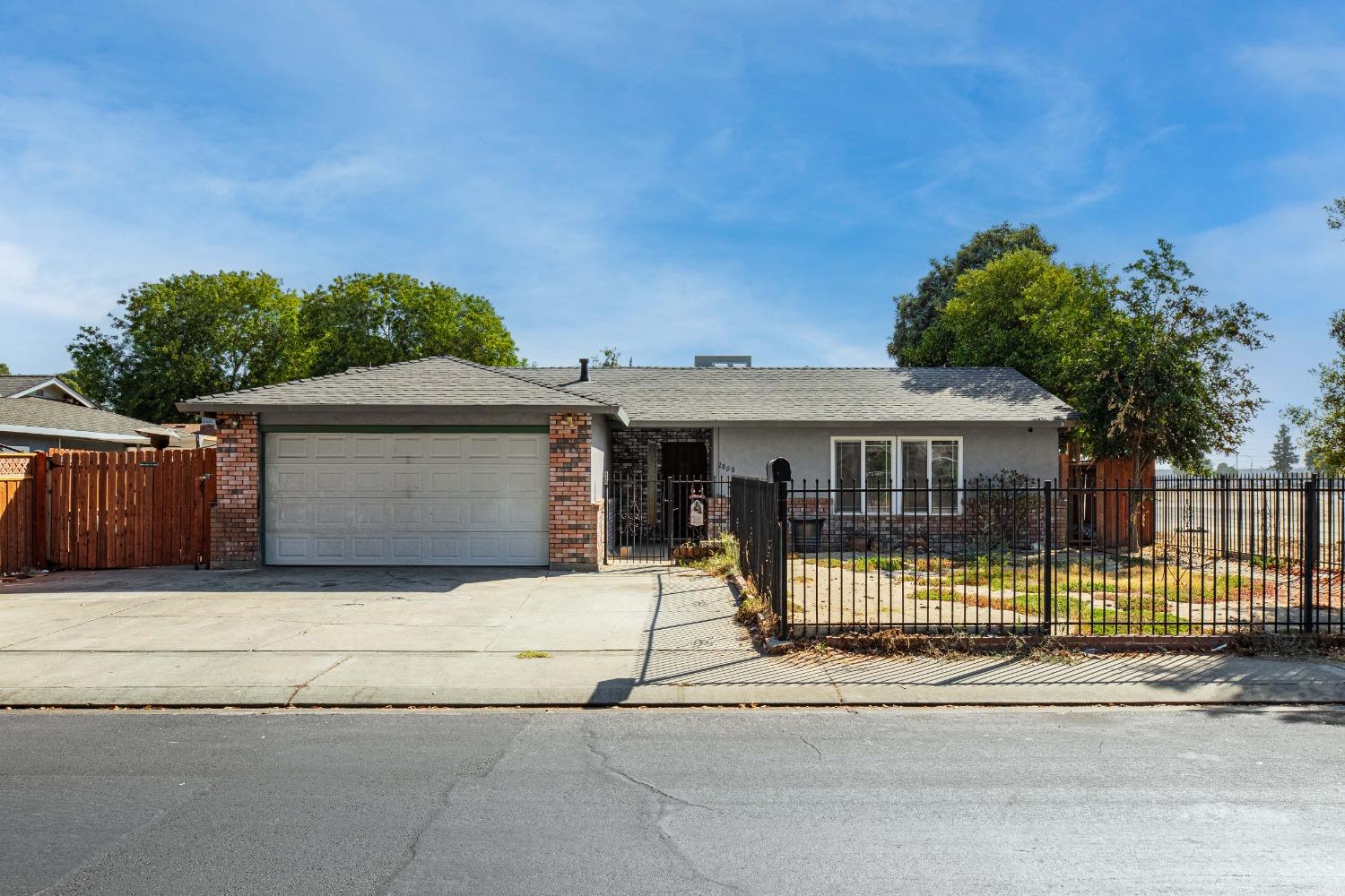 Detail Gallery Image 1 of 37 For 2800 Bateman Ln, Modesto,  CA 95354 - 5 Beds | 2 Baths