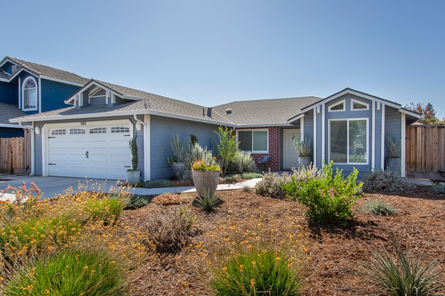 Detail Gallery Image 1 of 29 For 960 Collegeview Dr, Turlock,  CA 95382 - 3 Beds | 2 Baths