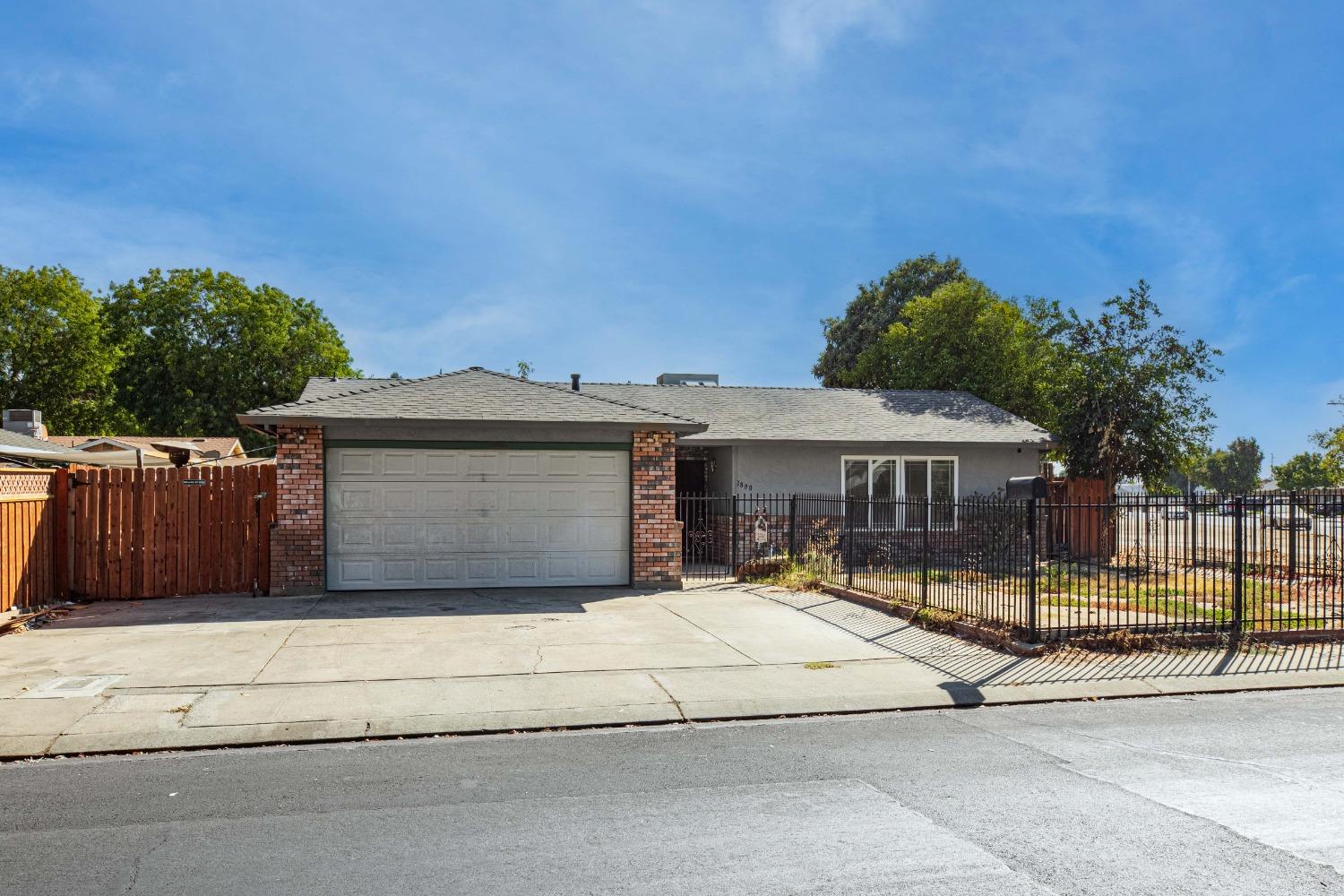 Detail Gallery Image 2 of 37 For 2800 Bateman Ln, Modesto,  CA 95354 - 5 Beds | 2 Baths