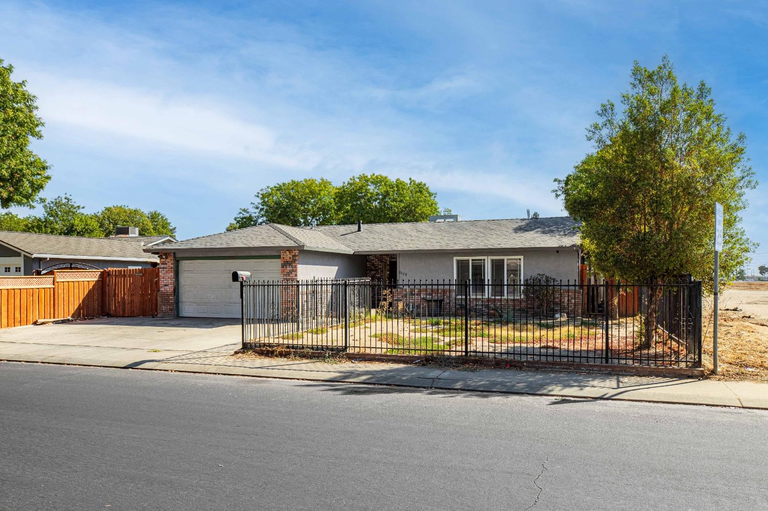 Detail Gallery Image 3 of 37 For 2800 Bateman Ln, Modesto,  CA 95354 - 5 Beds | 2 Baths