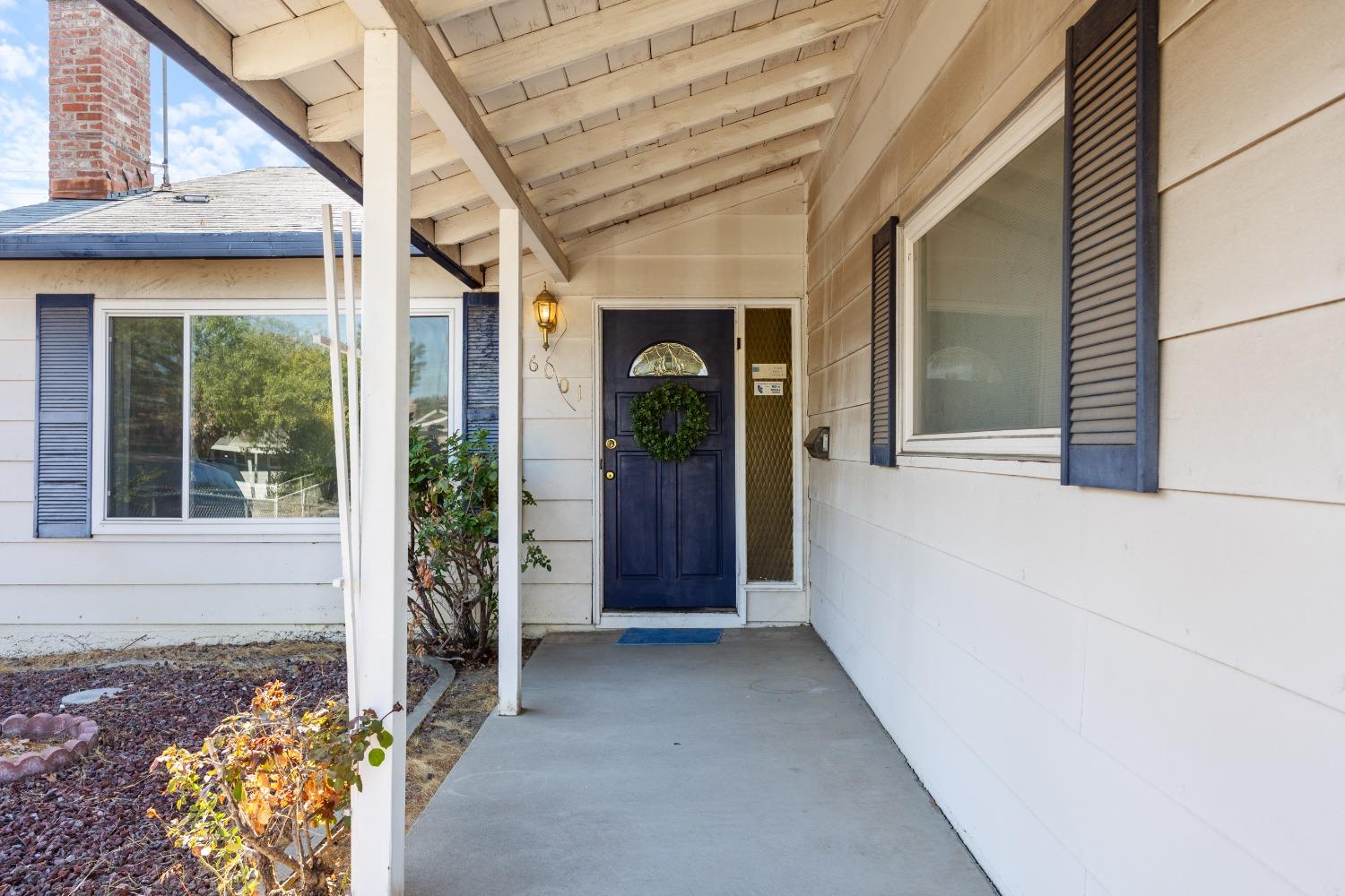 Detail Gallery Image 1 of 26 For 6001 Green Glen Way, Sacramento,  CA 95842 - 3 Beds | 2 Baths