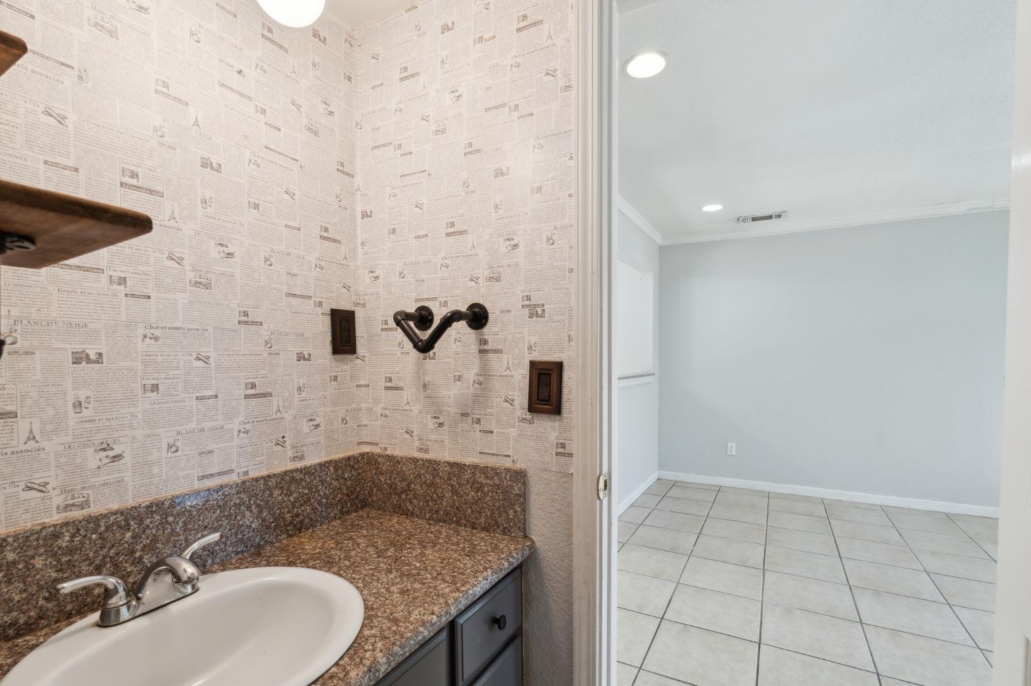 Detail Gallery Image 4 of 44 For 3217 32nd St, Sacramento,  CA 95817 - 4 Beds | 2/1 Baths