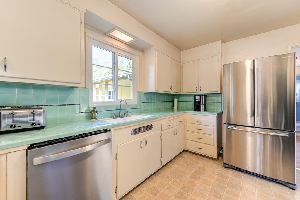 Detail Gallery Image 7 of 35 For 2188 Forrest St, Sacramento,  CA 95815 - 2 Beds | 1/1 Baths