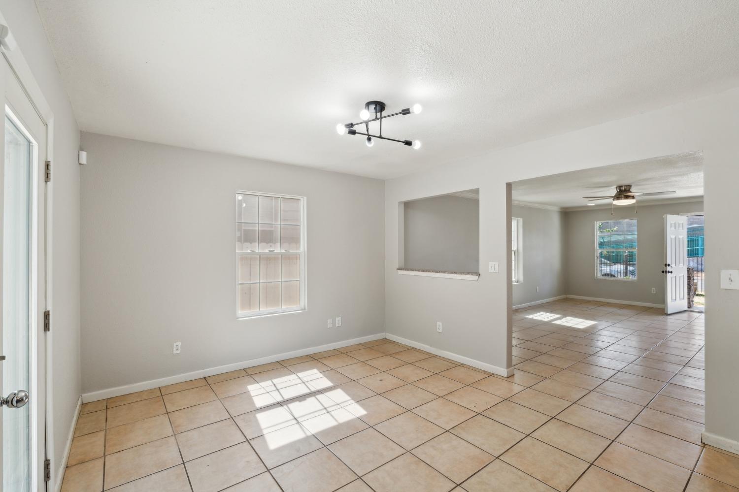 Detail Gallery Image 7 of 44 For 3217 32nd St, Sacramento,  CA 95817 - 4 Beds | 2/1 Baths