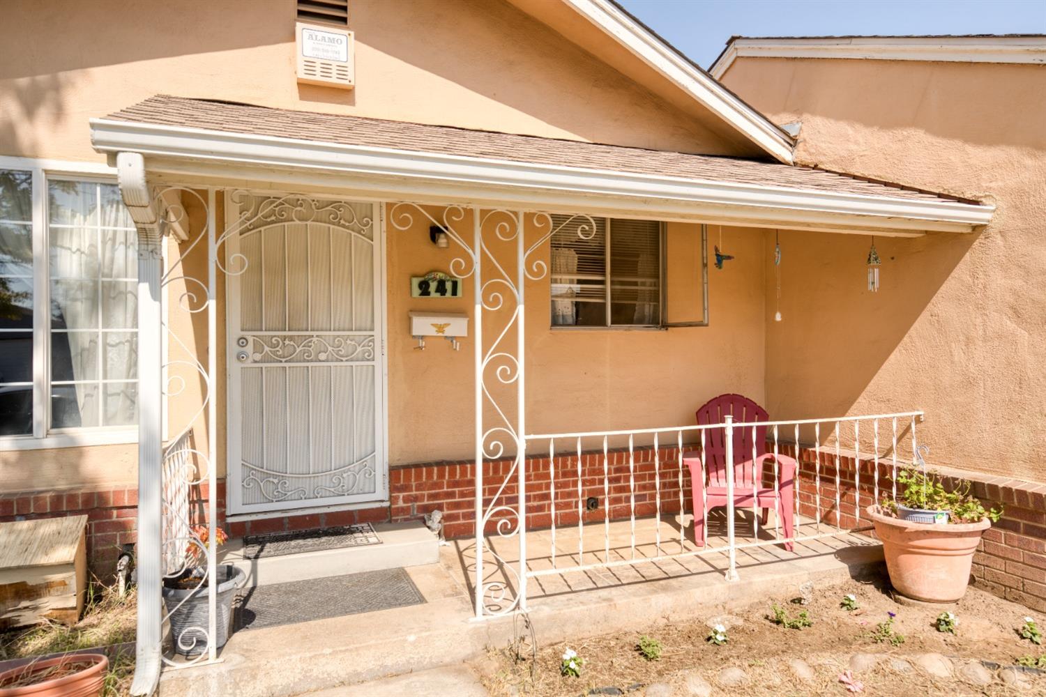 Detail Gallery Image 2 of 17 For 241 Martha St, Manteca,  CA 95337 - 4 Beds | 2 Baths