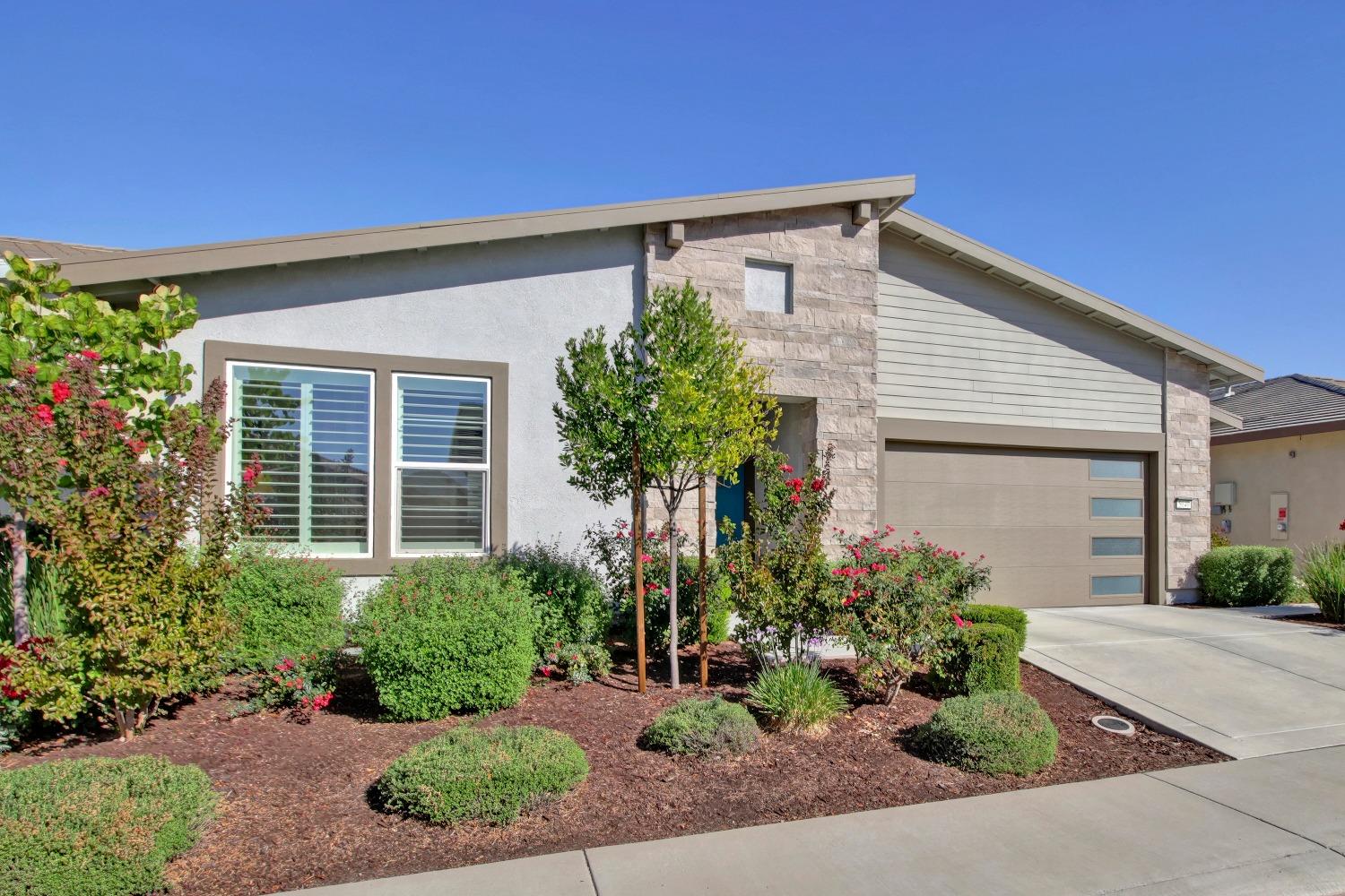 Detail Gallery Image 1 of 73 For 5040 Fieldview Ln, Roseville,  CA 95747 - 3 Beds | 3/1 Baths