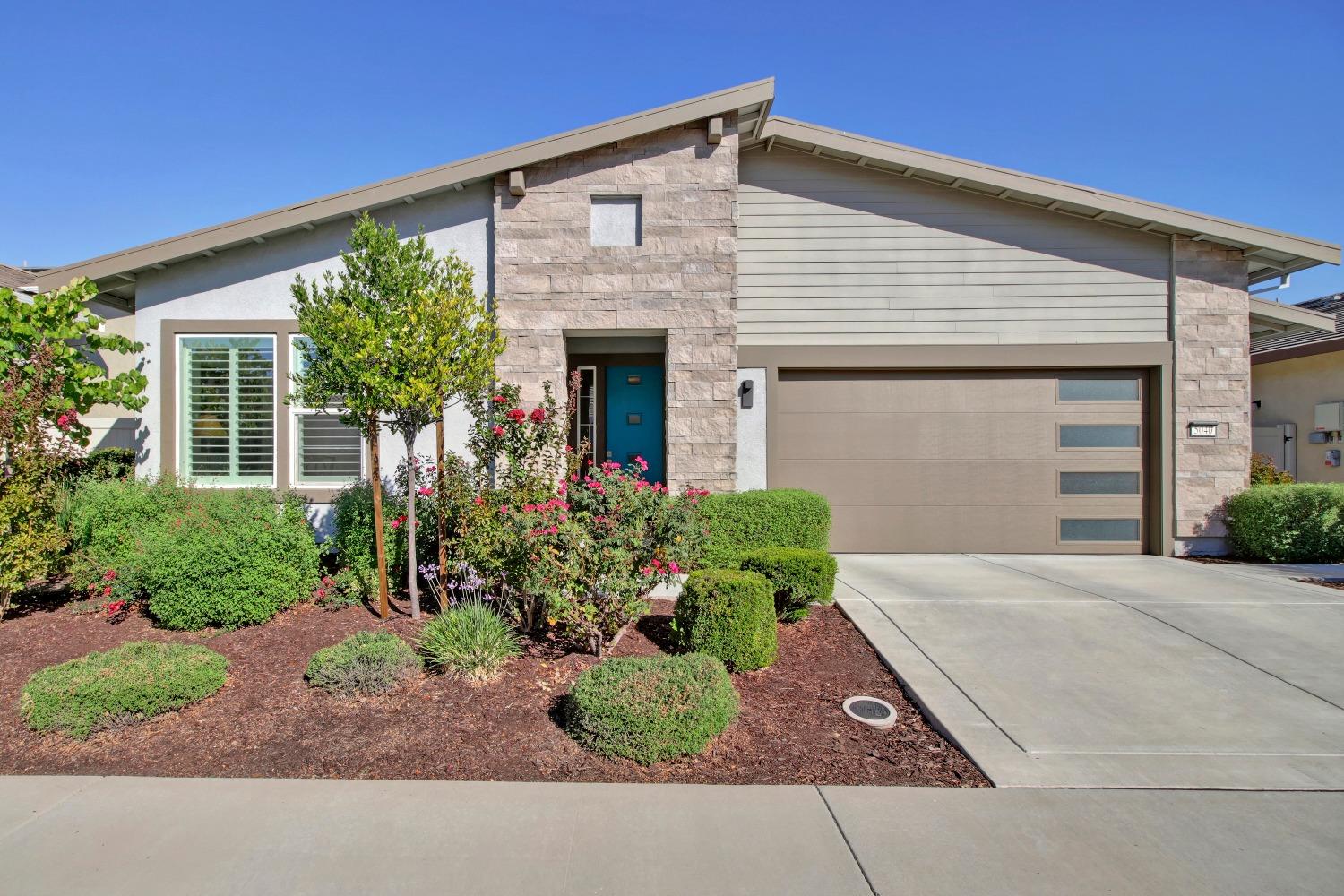 Detail Gallery Image 2 of 73 For 5040 Fieldview Ln, Roseville,  CA 95747 - 3 Beds | 3/1 Baths