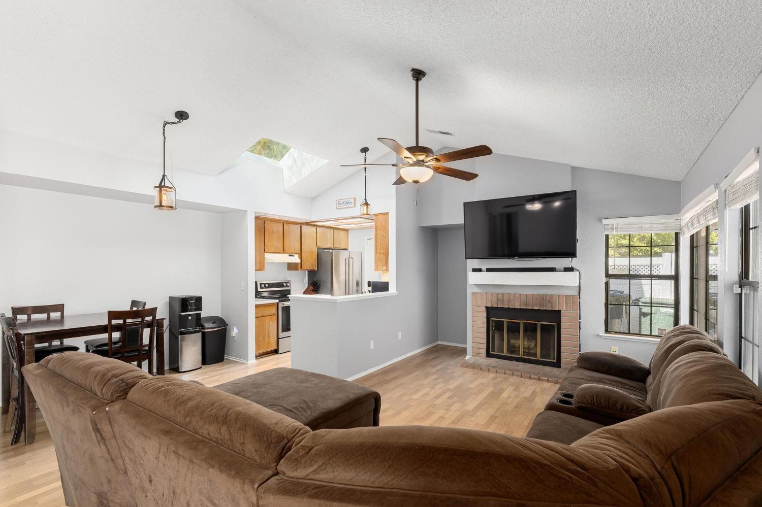 Detail Gallery Image 5 of 24 For 1324 Helmsman Way, Sacramento,  CA 95833 - 2 Beds | 2 Baths