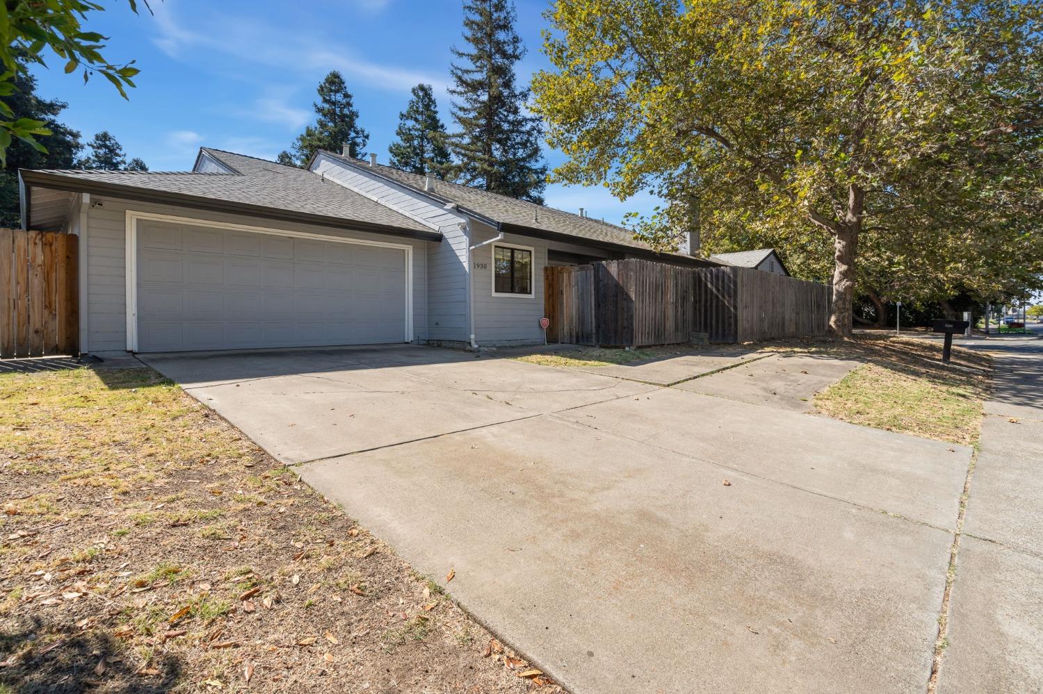 Detail Gallery Image 2 of 22 For 1930 San Juan Rd, Sacramento,  CA 95833 - 2 Beds | 2 Baths