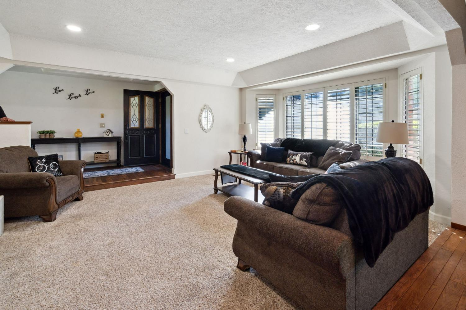 Detail Gallery Image 5 of 27 For 9 Cool River Ct, Sacramento,  CA 95831 - 3 Beds | 2/1 Baths