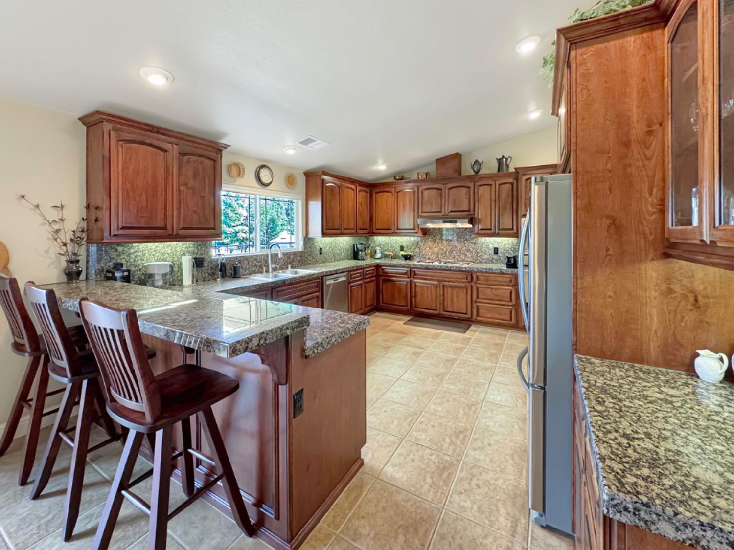 Detail Gallery Image 7 of 38 For 4062 Helen Ln, Auburn,  CA 95602 - 4 Beds | 2 Baths