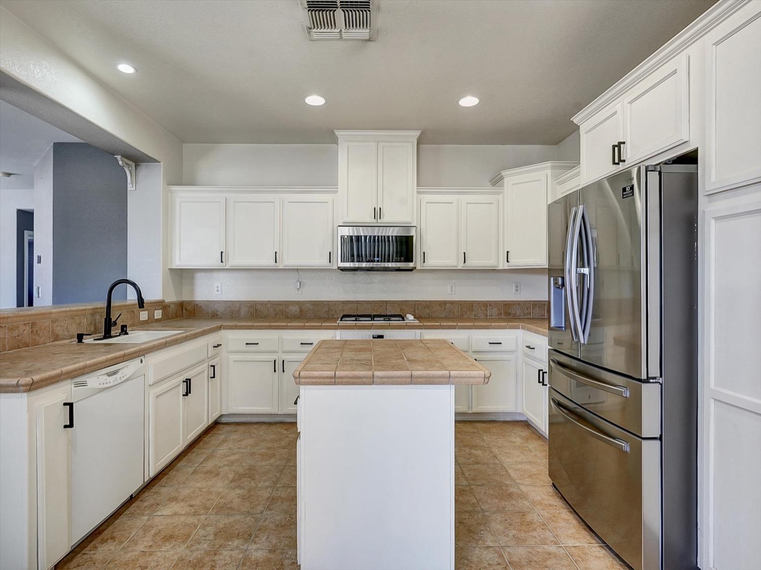 Detail Gallery Image 7 of 16 For 16701 English Country Trl, Lathrop,  CA 95330 - 3 Beds | 2/1 Baths