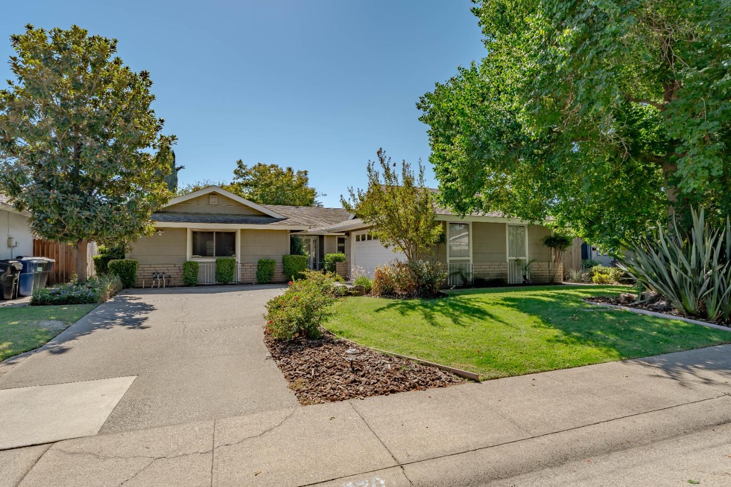 Detail Gallery Image 1 of 1 For 8870 Woodman Way, Sacramento,  CA 95826 - 3 Beds | 2 Baths