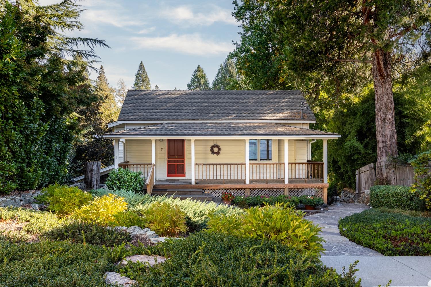 Detail Gallery Image 7 of 44 For 122 Grove St, Nevada City,  CA 95959 - 2 Beds | 2/1 Baths