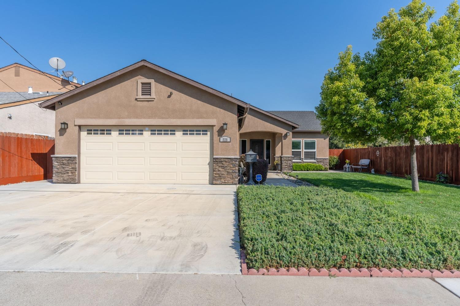 Detail Gallery Image 1 of 27 For 225 E Edison, Manteca,  CA 95336 - 4 Beds | 2 Baths