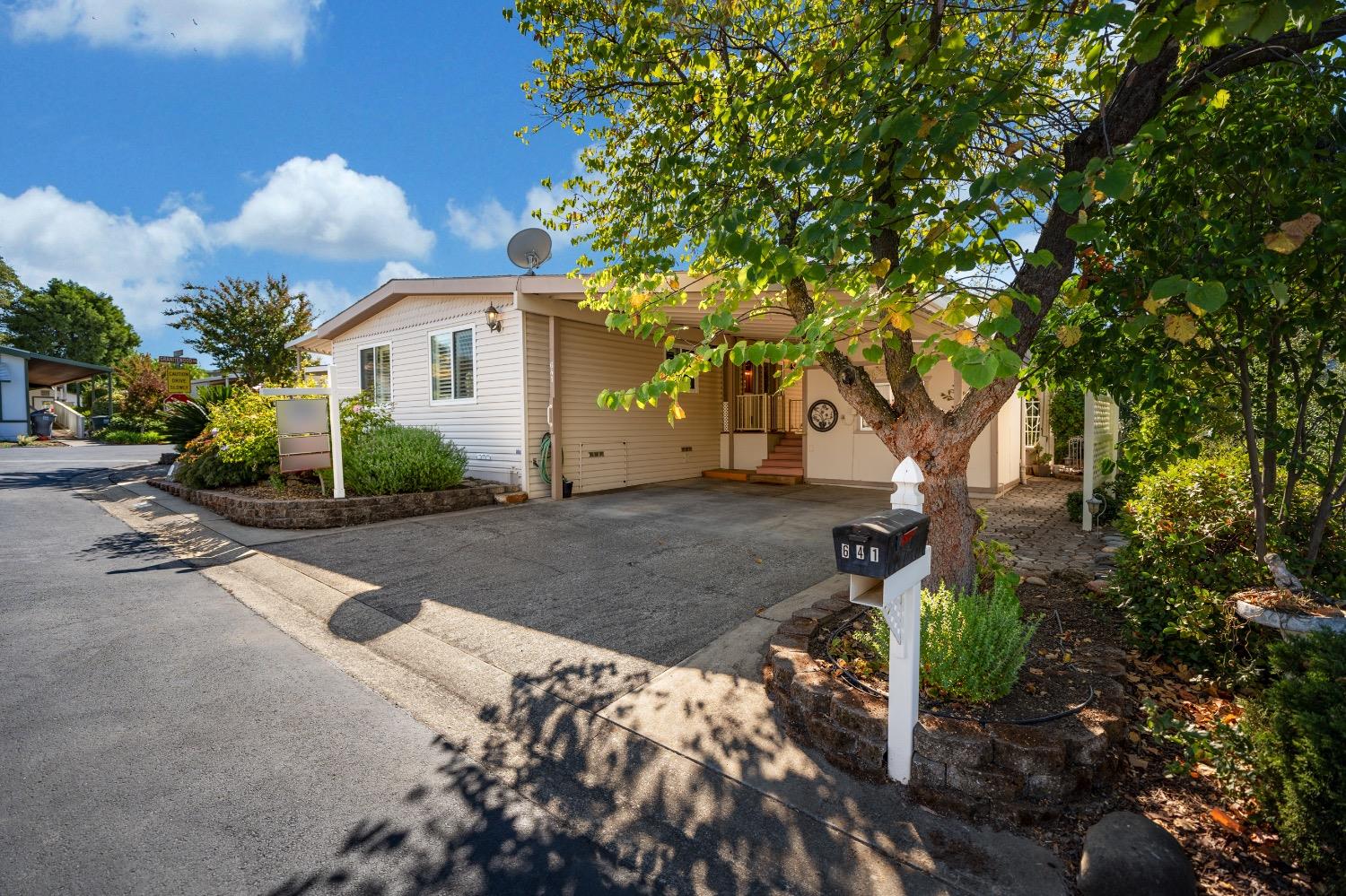 Detail Gallery Image 4 of 59 For 641 Parkstone Way, Folsom,  CA 95630 - 2 Beds | 2 Baths