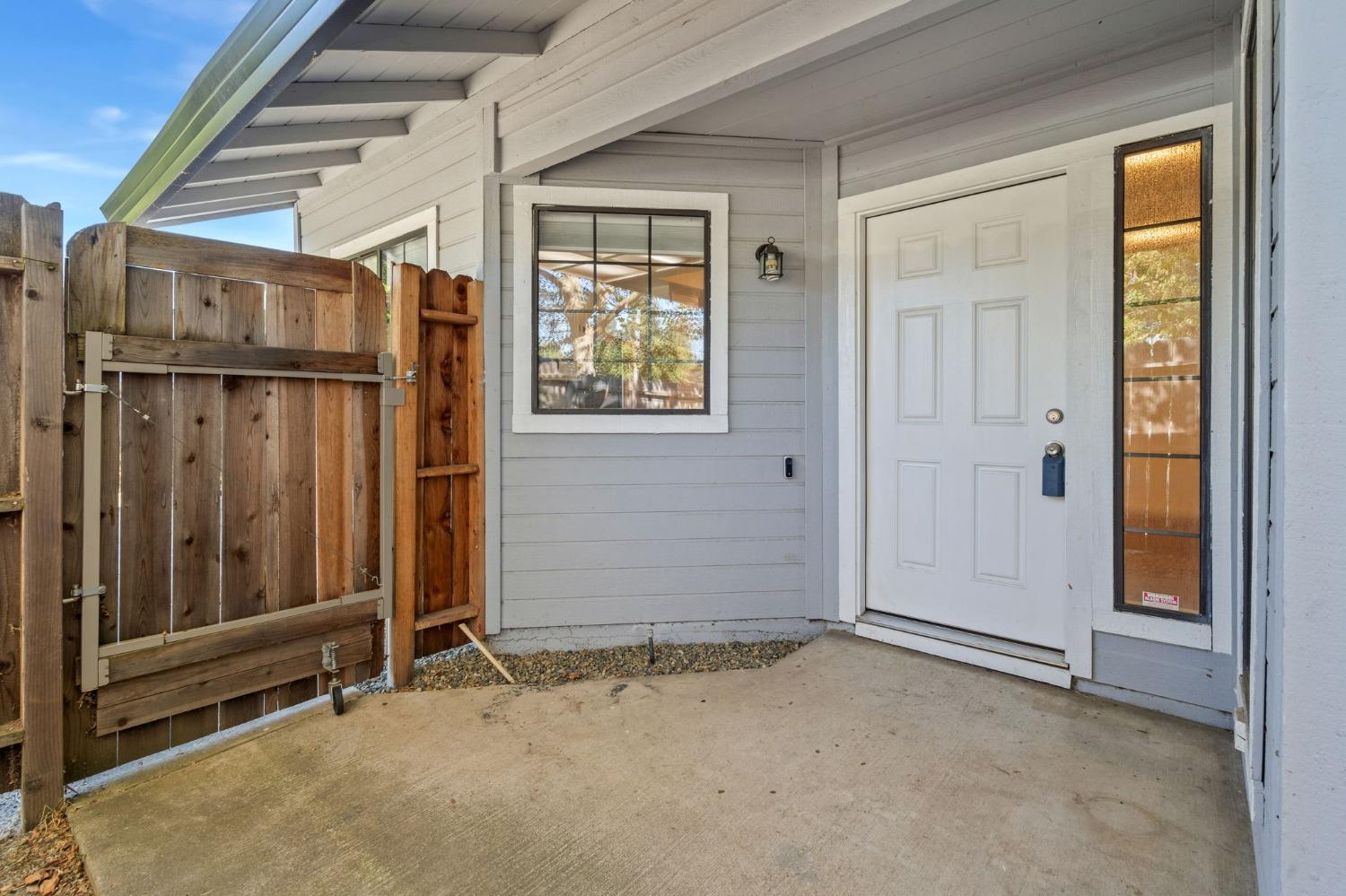 Detail Gallery Image 3 of 22 For 1930 San Juan Rd, Sacramento,  CA 95833 - 2 Beds | 2 Baths