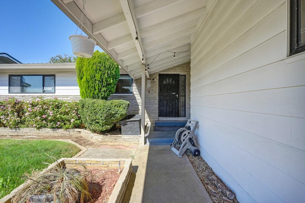 Detail Gallery Image 3 of 28 For 3186 Rosemont Drive, Sacramento,  CA 95826 - 4 Beds | 2 Baths