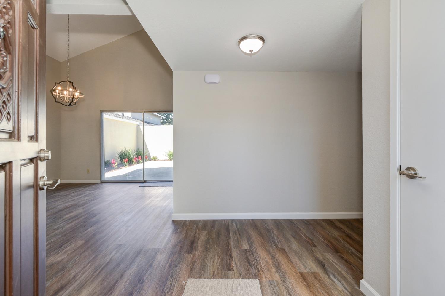 Detail Gallery Image 7 of 39 For 5886 Kahara Ct, Sacramento,  CA 95822 - 3 Beds | 2 Baths