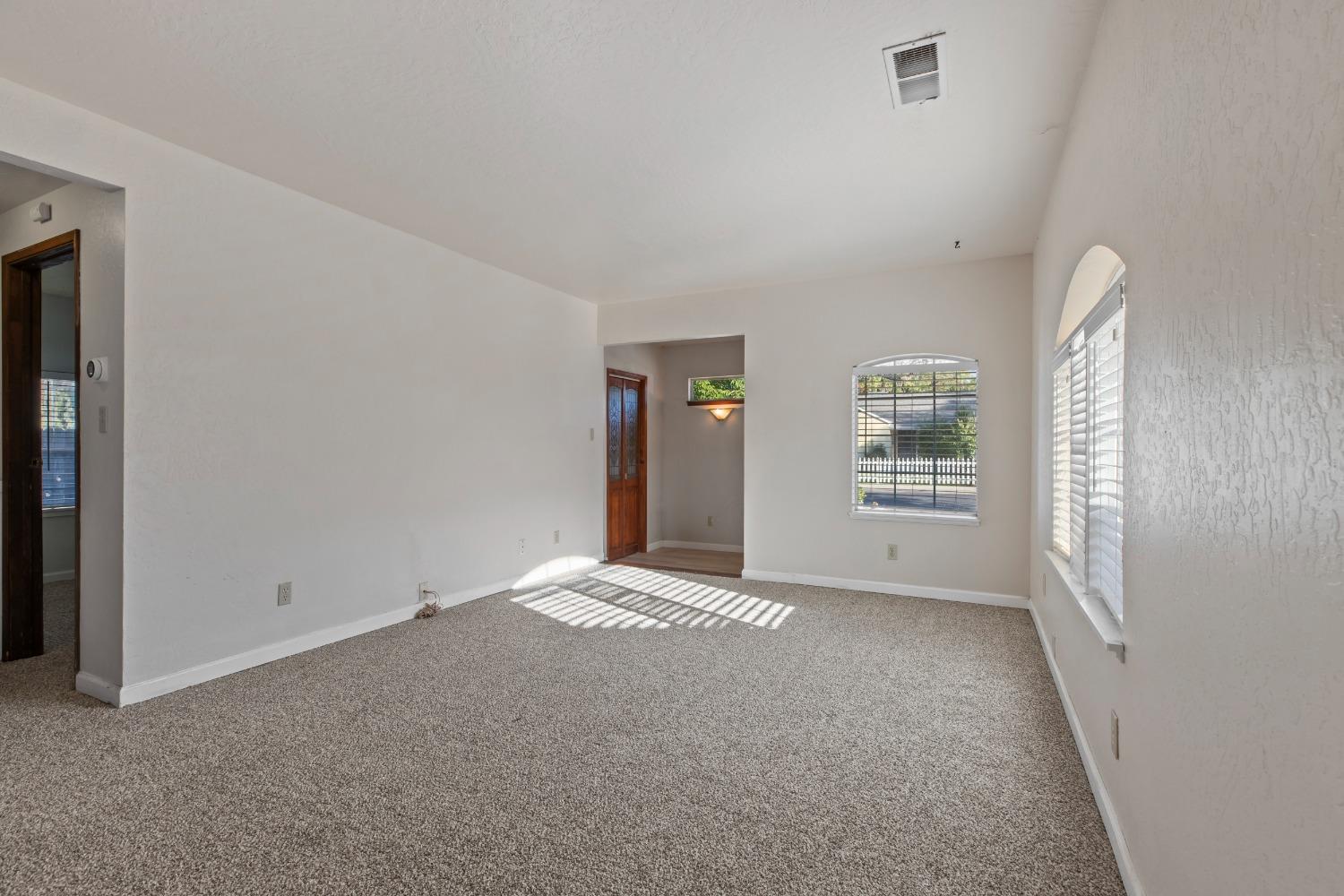 Detail Gallery Image 4 of 31 For 1544 Pearl St, Modesto,  CA 95350 - 3 Beds | 2 Baths