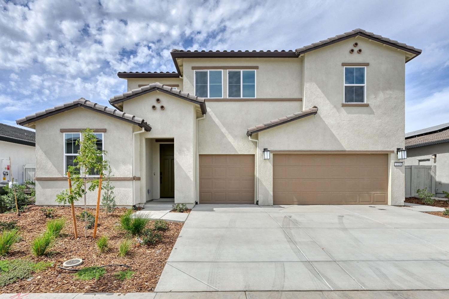 Detail Gallery Image 1 of 44 For 1329 E Marmo Cir, Roseville,  CA 95747 - 5 Beds | 3/1 Baths