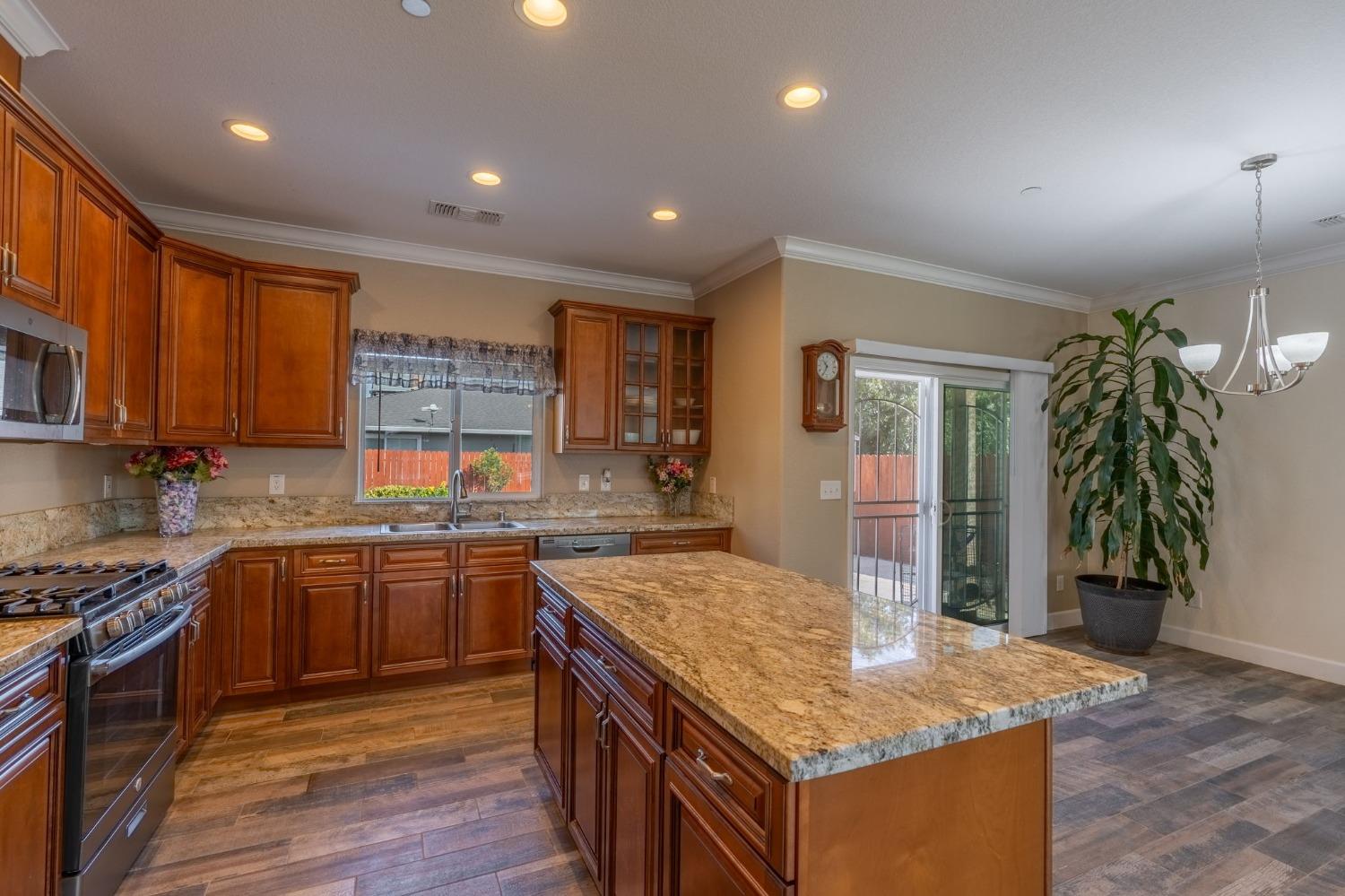 Detail Gallery Image 8 of 27 For 225 E Edison, Manteca,  CA 95336 - 4 Beds | 2 Baths