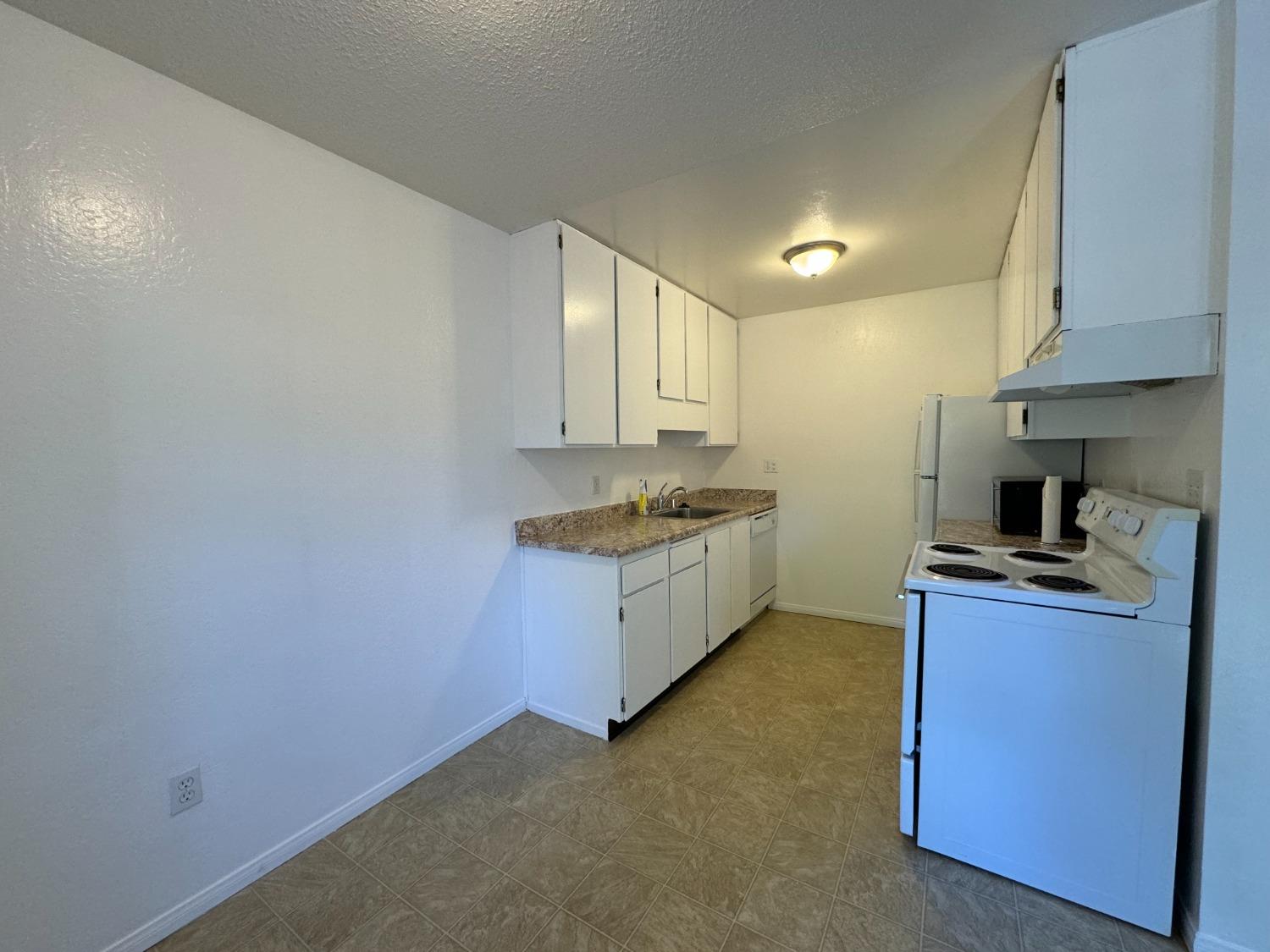 Detail Gallery Image 6 of 23 For 1060 Oak Grove Rd #7,  Concord,  CA 94518 - 1 Beds | 1 Baths