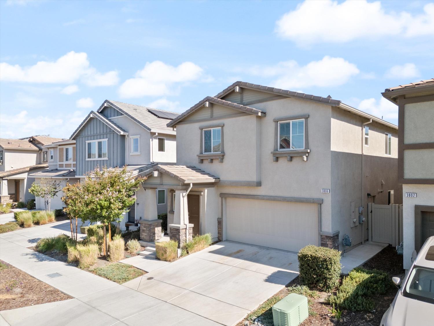 Detail Gallery Image 2 of 33 For 3806 Roseparke Way, Sacramento,  CA 95834 - 4 Beds | 2/1 Baths